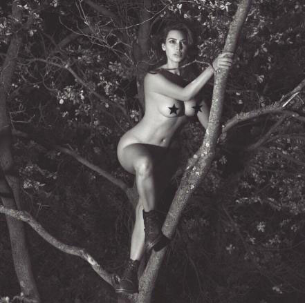 Kim Kardashian se desnuda en las ramas de un árbol