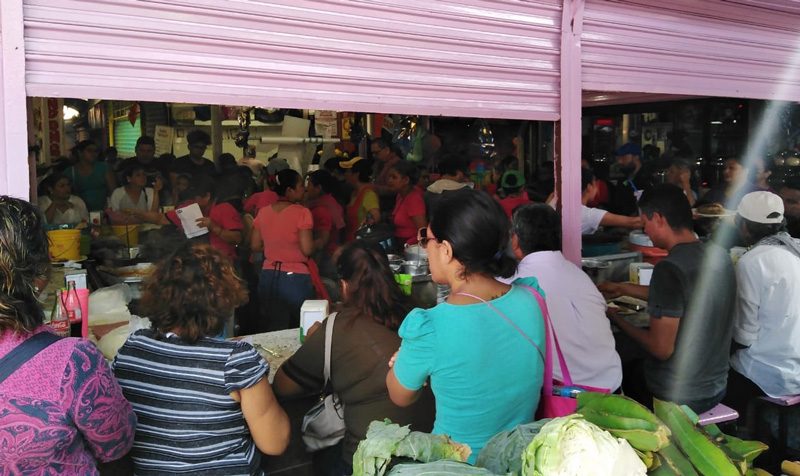 Locales de comida típica a reventar de turistas