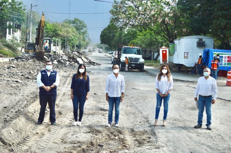 Fernando Yunes da banderazo de obra en Lomas de Tarimoya