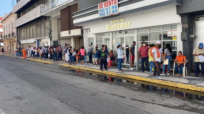 Por cierre de bancos se provocan aglomeraciones en Veracruz