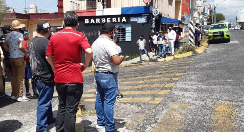Comerciantes de Xalapa retiran cercos y abren paso al centro