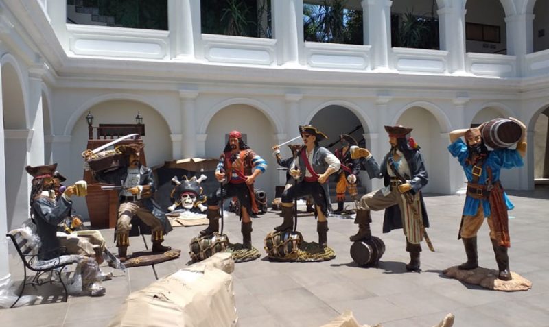 Boca del Río recibe a figuras del museo del Pirata