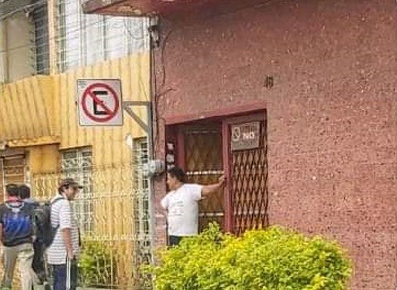 Denuncian que cuñado de Amadeo Flores daña vehículos frente a su casa