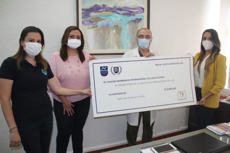 Jóvenes estudiantes entregan donativo para cubrebocas