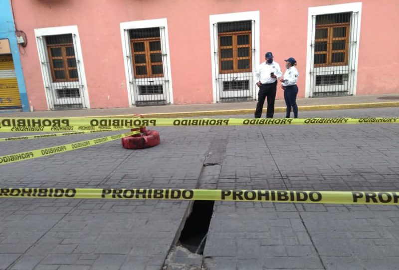 Calle Zaragoza cerrada por hundimiento; en el Puerto