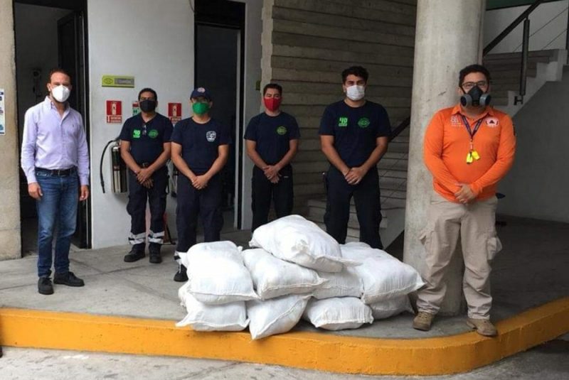 Entrega diputado Unanue despensas a los bomberos