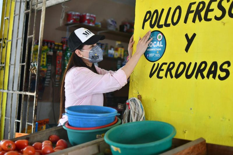 Mujeres de Impacto Social sanitizan locales en Medellín