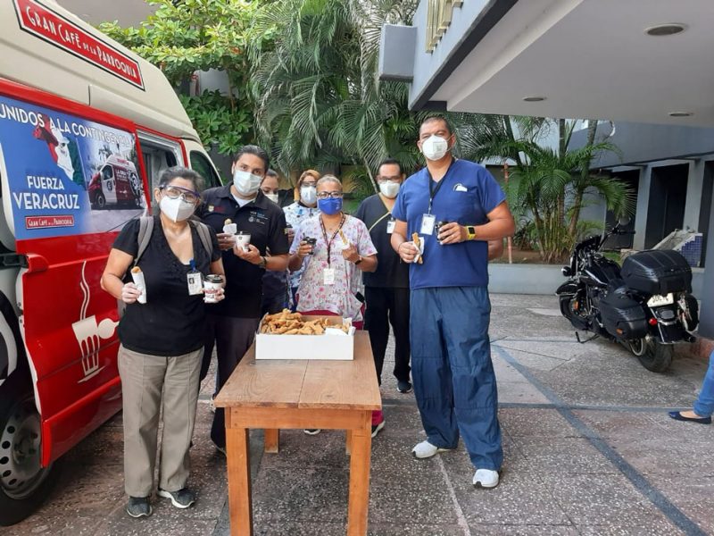 Lecheros y canillas para los doctores del Hospital General por el “Día del Médico”