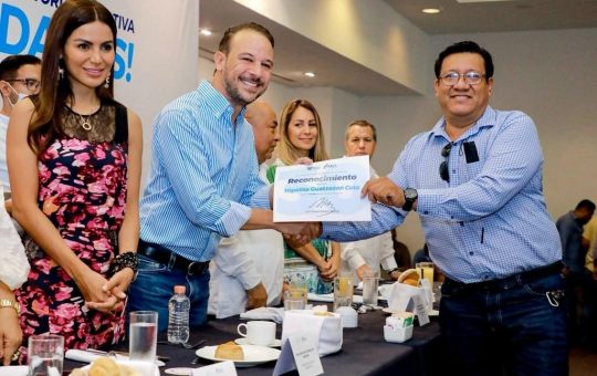 Reconoce Alcalde JM Unánue a maestros de Boca del Río por su trayectoria educativa