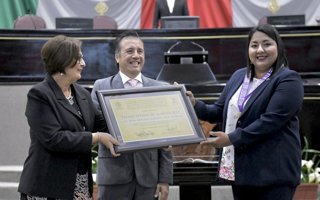 PREMIO MUJER VERACRUZANA 01