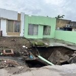 Se abre socavón en Colinas de Santa Fe