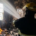 Atienden Bomberos y PC municipal incendio en departamento de la colonia Lomas de Río Medio 4