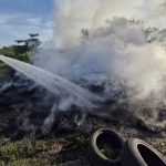 Controlan Bomberos incendio por quema de llantas en Paseo de las Palmas II; continúan labores de enfriamiento