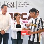 Inicia Rosa María entrega de históricas becas universitarias en la ciudad de Veracruz
