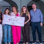 Iluminan de rosa el Palacio Municipal de Boca del Río y entregan donativo de 110 mil pesos a Grupo Reto