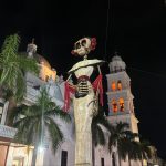 Con cempasúchil y una Catrina monumental, se llena de color y tradición el Zócalo de Veracruz